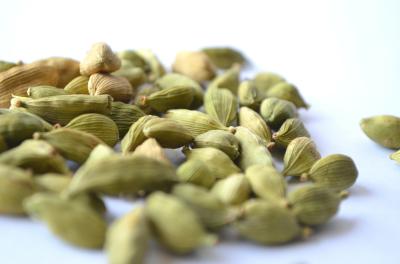 Cardamome ganz in der Schale